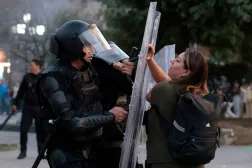 Guadalajara'da Meksika Cumhurbaşkanı Claudia Sheinbaum'un hükümetine karşı düzenlenen yürüyüşte çıkan çatışmalarda bir protestocu polis memuruyla karşı karşıya geliyor (AFP)