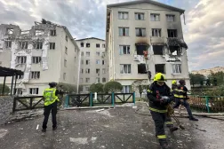 Rusya'nın Ukrayna'ya yönelik saldırısında Harkov'da Rus İHA’sının vurduğu bir konut binasının bulunduğu yerde çalışan itfaiyeciler (Reuters)