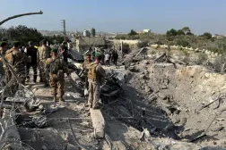 Lübnan askerleri, Güney Lübnan'daki Abbasiye kasabasında İsrail hava saldırısının hedef aldığı bir bölgede toplanıyor (Reuters)