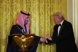 ABD Başkanı Donald Trump, Beyaz Saray'ın Doğu Salonu'nda düzenlenen akşam yemeğinde Suudi Arabistan Veliaht Prensi Muhammed bin Selman ile tokalaşıyor (AP)