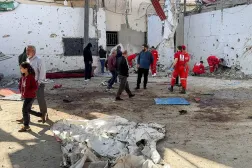 İsrail'in Lübnan'ın güneyindeki Sayda kentinde bulunan Ayn el-Hilva Filistin Mülteci Kampı'na düzenlediği saldırıdan sonra olay yerine intikal eden sağlık görevlileri (Reuters)