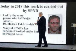 نتانیاهو به اسناد آرشیو هسته‌ای ایران اشاره می‌کند؛ اسنادی که نقش محسن فخری‌زاده در برنامهٔ تسلیحات هسته‌ای تهران را آشکار می‌سازد (آرشیوی – رویترز)