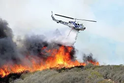 İran devlet televizyonunun yayınladığı fotoğrafta, İran'ın kuzeyindeki ormanlarda yangın söndürme çalışmaları görülüyor.