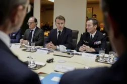 Fransa Cumhurbaşkanı Emmanuel Macron, Elysee Sarayı'nda Ulusal Güvenlik Konseyi toplantısına başkanlık ederken, sağında Cumhurbaşkanlığı Genel Sekreteri Emmanuel Moulin ve solunda Genelkurmay Başkanı General Fabien Mandon oturuyor (AP)