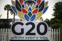Johannesburg'daki grup liderler zirvesinin yapıldığı mekandaki G20 logosu (AFP)