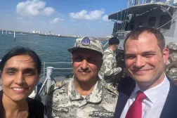 فولكنر والسفيرة البريطانية لدى اليمن خلال زيارتها خفر السواحل في عدن (إكس)