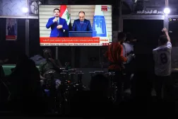 عراقيون يتابعون إعلان نتائج الانتخابات الاثنين الماضي (أ.ف.ب)