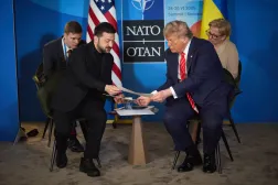 صورة ملتقطة يوم 25 يونيو 2025 في لاهاي تظهر الرئيس الأميركي دونالد ترمب خلال لقائه نظيره الأوكراني فولوديمير زيلينسكي على هامش قمة حلف شمال الأطلسي (د.ب.أ)