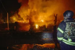 Rusya'nın dün gece Ukrayna'nın doğusundaki Harkov kentine düzenlediği saldırı sonucu yangın çıktı (EPA)