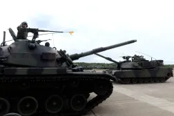 Hsinchu'daki Hokou Askeri Üssü'nde Tayvan'ın ilk Abrams tank taburunun açılış töreninde yer alan Brave Tiger ve Abrams M1A2T tankları (Reuters)