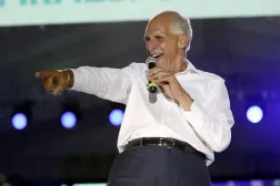 Honduras cumhurbaşkanı adayı Nasri Asfoura, Honduras'ın Tegucigalpa kentinde Ulusal Parti kampanyasının kapanış etkinliğinde konuşuyor (EPA)