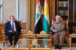 مسعود بارزانی در حال استقبال از قائم‌مقام سفارت امریکا، جاشوا هاریس (روداو)