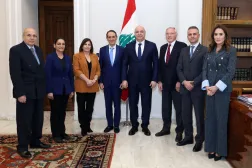 جوزف عون، رئیس جمهوری لبنان، در حال استقبال از خالد خِیاری، معاون دبیرکل سازمان ملل