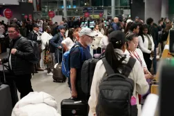 Kolombiyalı havayolu şirketi Avianca'nın filosunun %70'inin etkilendiğini duyurduğu Bogota'daki El Dorado Havalimanı'nda dünkü yolcular (AFP),