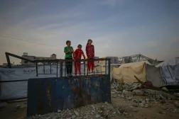 Gazze Şehri'nde yıkılan binaların enkazı arasında, yerinden edilmiş Filistinli çocuklar ailelerinin barınaklarının yakınında oynuyor (EPA)