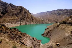 İran'ın kuzeyindeki Elburz sıradağlarındaki Karkheh Nehri kıyısındaki barajın düşük su seviyelerini gösteren fotoğraf (AFP)