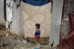 Gazze Şeridi'nin merkezindeki Nuseyrat mülteci kampında dün Filistinli bir çocuk (AFP)