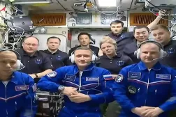 Rusya Federal Uzay Ajansı (Roscosmos) tarafından yayınlanan videodan alınan ekran görüntüsünde, Soyuz MS-28 uzay aracıyla Uluslararası Uzay İstasyonu'na fırlatılan görev ekibi görülüyor. (AP)