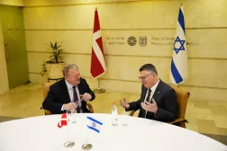 İsrail Dışişleri Bakanı Gideon Sa'ar (sağda) ve Danimarka Dışişleri Bakanı Lars Løkke Rasmussen (solda) dün Kudüs'te bir araya geldiler (EPA)