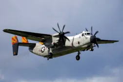 ABD Donanmasına ait bir C-2A Greyhound uçağı, Karayipler'deki uyuşturucu kaçakçılığıyla mücadele misyonu kapsamında Porto Riko'daki Luis Muñoz Marín Havalimanı'na yaklaşıyor (AFP)