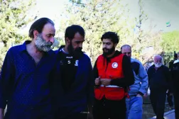 Suriye Kızılayı, Suveyda'dan tutukluların teslim edilme işlemlerini takip ediyor (SANA)