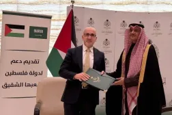 Prens Mansur bin Halid, Amman'daki büyükelçilik binasında Bakan Estephan Anton Selame’ye Suudi Arabistan'ın hibesini takdim ederken (WAFA)