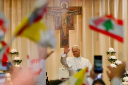Papa 14. Leo, Deyr es-Salib Hastanesi'nde sağlık personeli ve hastalarla bir araya geldi. (AFP)