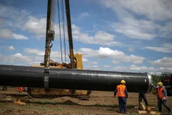 2022 yılında Rusya'nın TürkAkım doğalgaz boru hattının uzatılması için yapılan inşaat sahasında çalışan işçiler (Arşiv- Reuters)