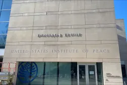 Donald Trump'ın adı ABD Barış Enstitüsü binasının üzerine yazıldı. (ABD Dışişleri Bakanlığı’nın X hesabı)