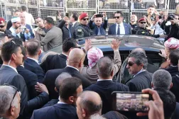 عناصر من «البيشمركة» بالزي الرسمي والأسلحة رافقوا بارزاني خلال تحركاته في بلدة جيزرة جنوب شرقي تركيا يوم 29 نوفمبر الماضي (إعلام تركي)