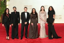 Kızıldeniz Film Vakfı Mütevelli heyeti Başkanı Cumana er-Raşid Kızıldeniz Film Yarışması jüri üyeleriyle birlikte görüntülendi. (Festival Yönetimi)