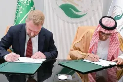 المهندس أحمد البيز مساعد المشرف العام على المركز للعمليات والبرامج لدى توقيعه البرنامج في الرياض الخميس (واس)