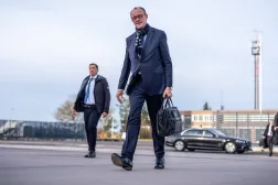 المستشار الألماني فريدريش ميرتس يصل إلى مطار براندنبورغ في برلين (أ.ب)