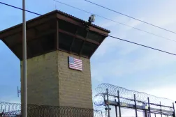 برج مراقبة... البوابة الرئيسية للمعتقل الموجود بقاعدة غوانتانامو الأميركية في جزيرة كوبا يوم 16 أكتوبر 2018 (أ.ف.ب)