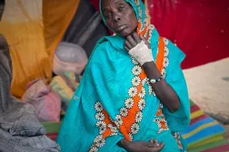 سيدة سودانية أصيبت في معارك الفاشر بالسودان تجلس في خيمتها مخيم طويلة (أ.ب)