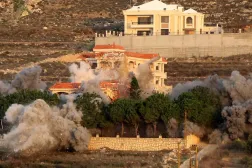 Lübnan'ın güneyindeki Mecdal kasabasına perşembe günü İsrail tarafından düzenlenen saldırının ardından kasabadan dumanlar yükseldi (AFP)