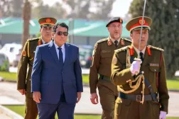 Libya Başkanlık Konseyi Başkanı Muhammed el-Menfi, Libya'nın batısındaki bir askeri karargâha yaptığı ziyaret sırasında (El-Menfi'nin ofisi)