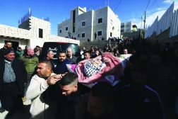 Filistinliler, işgal altındaki Batı Şeria'nın el Halil kentinde dün İsrail tarafından öldürülen bir işçinin cenazesini taşıyor (AFP)