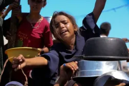 Gazze Şeridi'nin güneyindeki Han Yunus'ta yaşanan kıtlık sırasında, bir hayır kurumunun aşevinden yemek almayı bekleyen Filistinli bir kız çocuğu (Reuters)