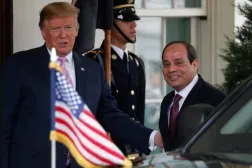 ABD Başkanı Donald Trump, Mısır Cumhurbaşkanı Abdulfettah es-Sisi'yi Beyaz Saray'da karşılarken (Arşiv - Reuters)
