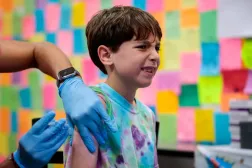 ABD’de Kovid-19 aşısı olan bir çocuk (Arşiv-Reuters)