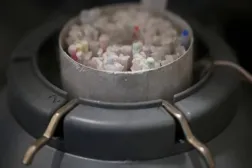 Laboratuvarda dondurulmuş sperm örnekleri, azot çözeltisi içeren soğutmalı bir kapta saklanıyor (Arşiv- Reuters)