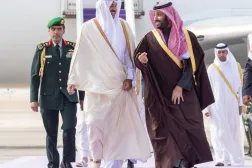 شاهزاده محمد بن سلمان هنگام استقبال از شیخ تمیم در فرودگاه بین‌المللی ملک خالد دیروز (واس)  