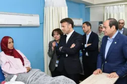 السيسي وماكرون خلال لقاء جرحى فلسطينيين في أبريل الماضي (الرئاسة المصرية)