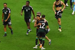 فرحة لاعبي الإمارات بالتأهل لنصف النهائي (رويترز)