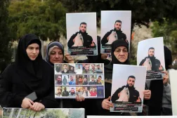 İsrail tarafından rehin tutulan Lübnanlı mahkumların aileleri Beyrut şehir merkezinde oturma eylemi düzenledi (EPA)