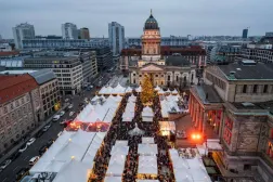 زوار في سوق لعيد الميلاد ببرلين (أ.ف.ب)