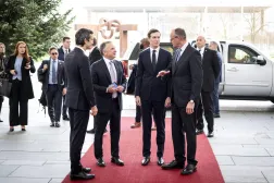 المستشار الألماني فريدريش ميرتس مرحباً بالمبعوث الأميركي ستيف ويتكوف وجاريد كوشنر صهر الرئيس ترمب في برلين الأحد (إ.ب.أ)