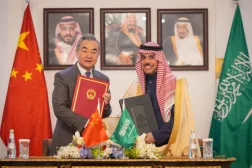 وزير الخارجية السعودي ونظيره الصيني خلال التوقيع على اتفاقية الإعفاء المتبادل من التأشيرة بين البلدين (الخارجية السعودية)