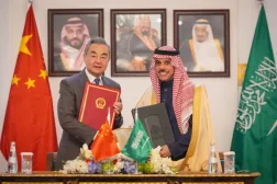 Suudi Arabistan Dışişleri Bakanı Prens Faysal bin Ferhan ve Çinli mevkidaşı Wang Yi, iki ülke arasında karşılıklı vize muafiyeti anlaşmasının imza töreni sırasında (Suudi Arabistan Dışişleri Bakanlığı)